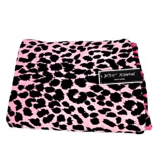 Betsey Johnson Bath Towel Pink Black Leopard Reversible 28 x 52 Cotton New